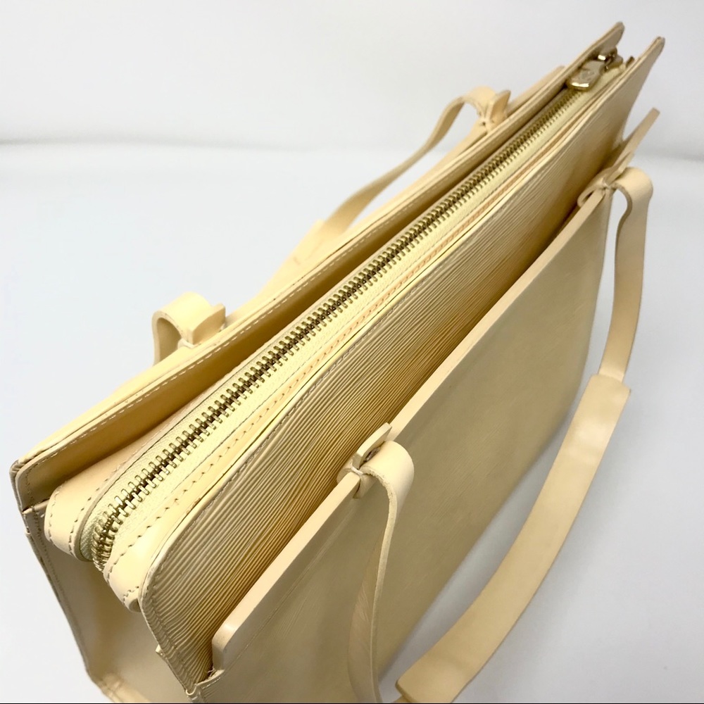 *SOLD* Louis Vuitton Vanilla Epi Croisette w/ Box/Dustbag - Picture 7 of 13